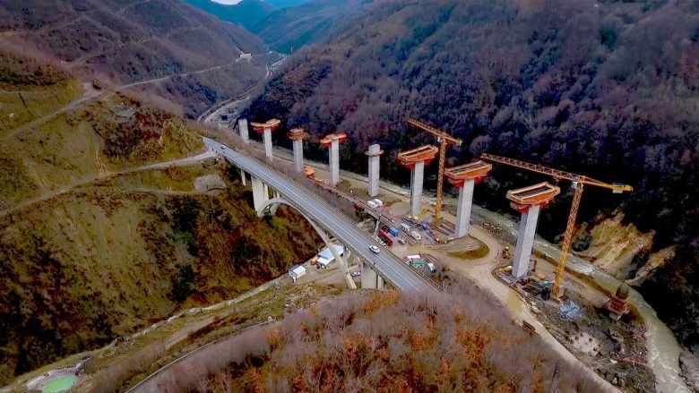Qeveria mund ta penalizojë Bechtel & Enka-n për autostradën që e lidh Prishtinën me Shkupin