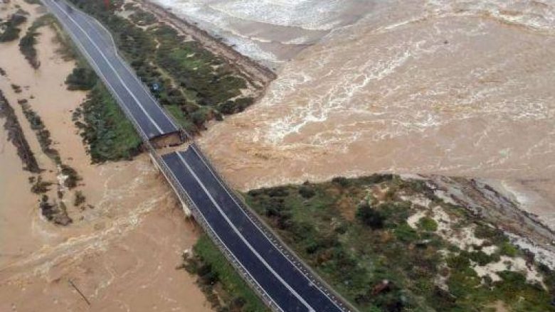 Moti i keq kërcënon një pjesë të Italisë, ndahet në dysh ura në Cagliari (Video)