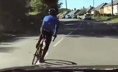 Çiklisti lëvizte në mes të rrugës, ia pamundëson shoferit tejkalimin me furgon (Video)