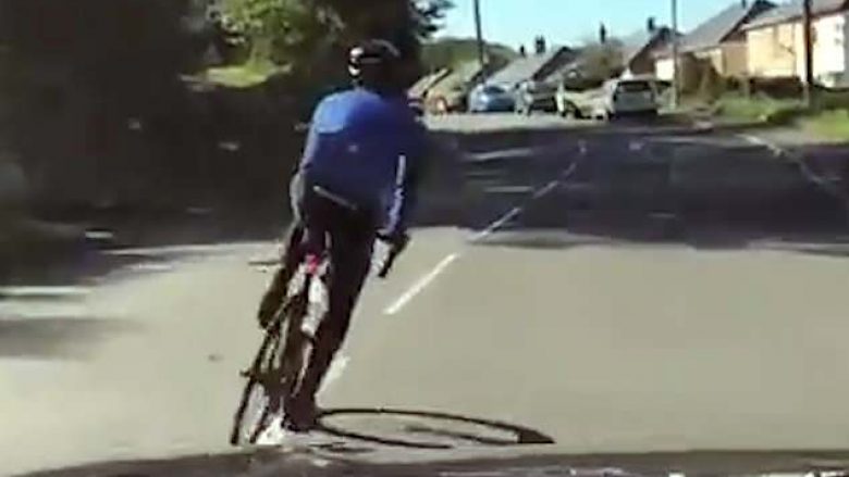 Çiklisti lëvizte në mes të rrugës, ia pamundëson shoferit tejkalimin me furgon (Video)