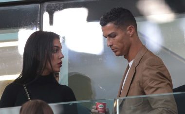 Georgina publikon një imazh me Ronaldon, në gisht mban një unazë fejese