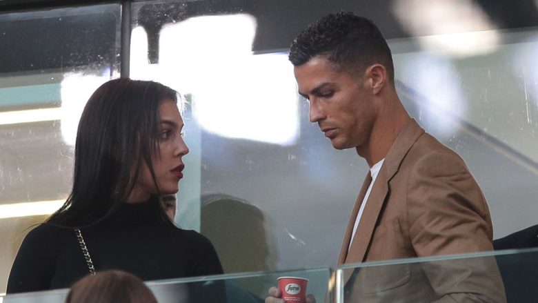 Georgina publikon një imazh me Ronaldon, në gisht mban një unazë fejese