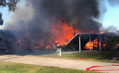Rrëzohet një helikopter në Florida, dy të vdekur – disa shtëpi përfshihen nga zjarri (Video)