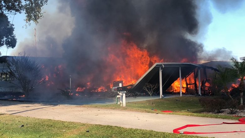 Rrëzohet një helikopter në Florida, dy të vdekur – disa shtëpi përfshihen nga zjarri (Video)
