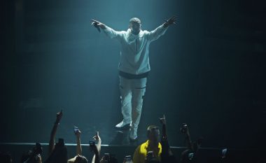 Pas gjithë asaj që ndodhi në meçin mes McGregor dhe Khabib, Drake mbajti një koncert në Las Vegas