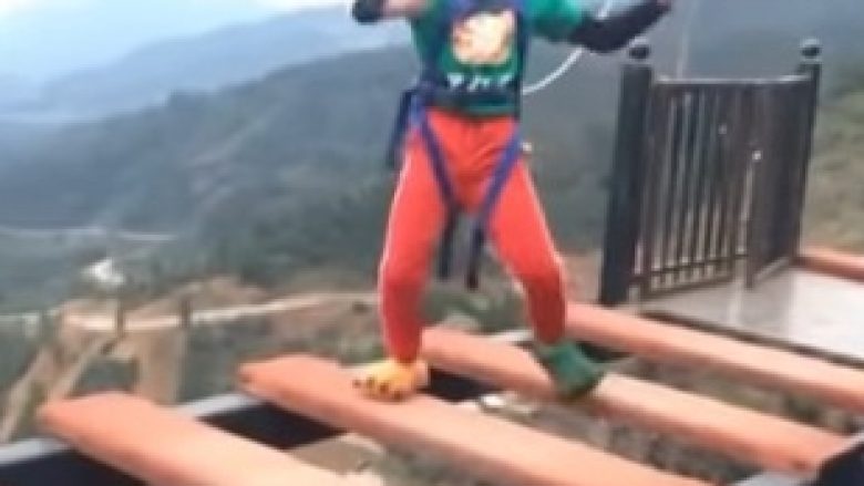 Ecte i entuziazmuar nëpër urën e lartë, derisa nuk rrëshqiti në mënyrën më qesharake (Video)