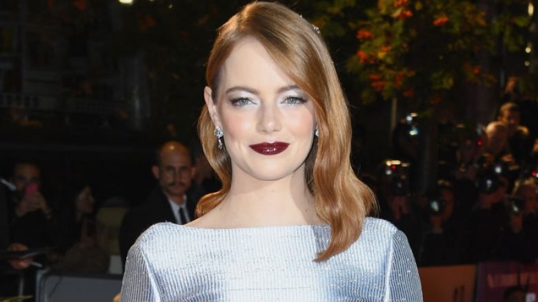 Emma Stone rrëfen për vështirësitë e mbajtjes së korsetës gjatë xhirimeve të filmit “The Favourite”