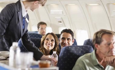 Këshilla nga stjuardesat: Çfarë asnjëherë s’bën të porositni në aeroplan