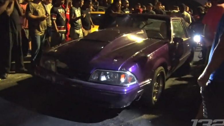 Gara ilegale me makina nuk shkoi si duhet, Ford Mustang përfundoi i ndarë në dy pjesë (Video)