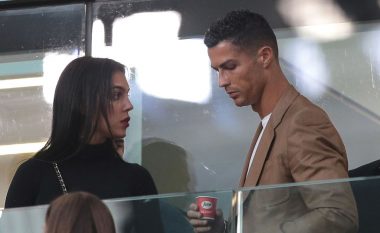 Ronaldo prezent në tribuna me Georginan, shijon ndeshjen e Juventusit