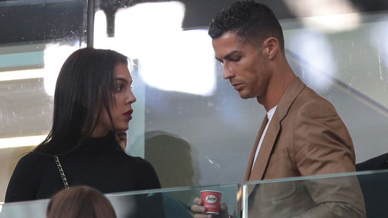 Ronaldo prezent në tribuna me Georginan, shijon ndeshjen e Juventusit