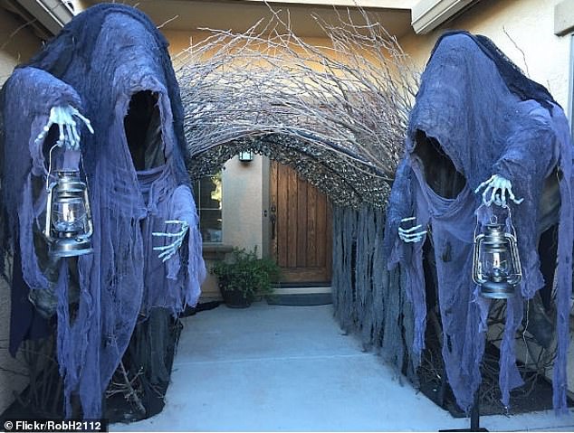Halloween po afron, dhjetë shtëpitë e dekoruara më së miri për natën e frikshme (Foto)