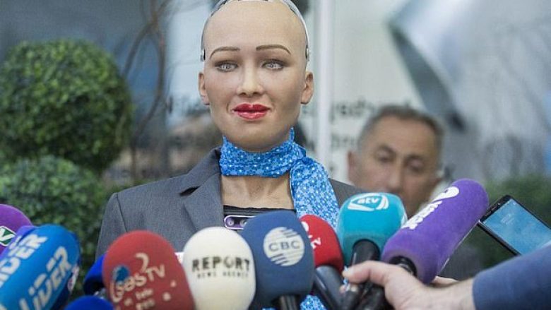 Humanoidit Sophia i është dhënë viza: Roboti i parë që pajiset me leje udhëtimi (Video)