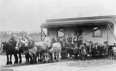 Imazhet e lashta tregojnë kohën kur shtëpitë transportoheshin prej kuajve (Foto)