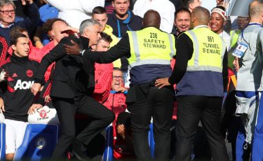 Mourinho e filloi zënkën pas një provokimi nga asistenti i Sarrit