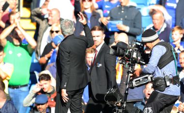Tifozët e Chesleat fyejnë Mourinhon, portugezi iu përgjigjet duke iu treguar sa tituj ua ka fituar