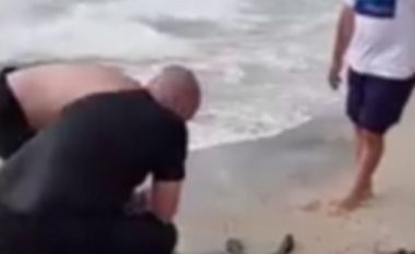 Kanguri që kërceu në det, u shpëtua nga dy policë që e tërhoqën për bishti (Video)