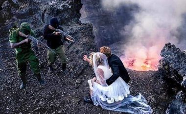 Kritika për të porsamartuarit, realizuan fotografitë e martesës para vullkanit aktiv dhe ‘nën kërcënimin e armëve’ (Foto)
