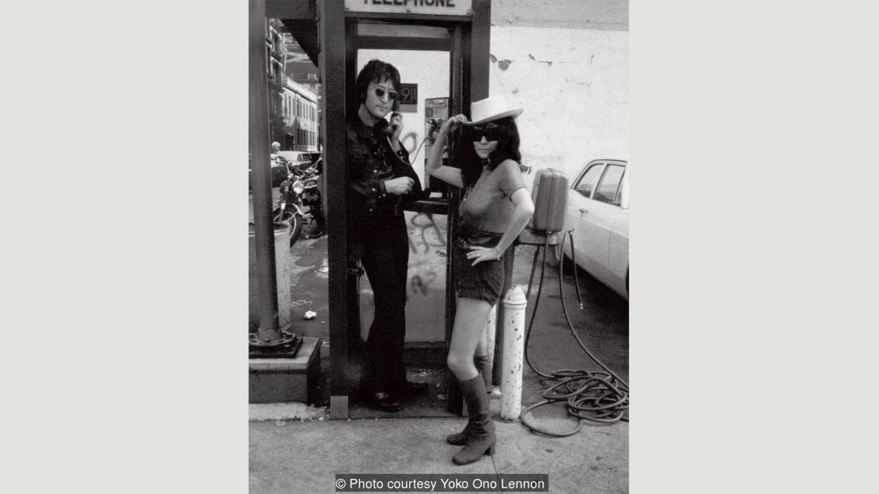 John and Yoko pranë një kabine telefoni në Nju Jork (korrik 1971) .