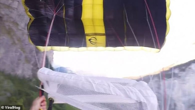 Lëshimi nuk shkoi si duhet, parashutisti me vështirësi shpëtoi nga më e keqja (Video)