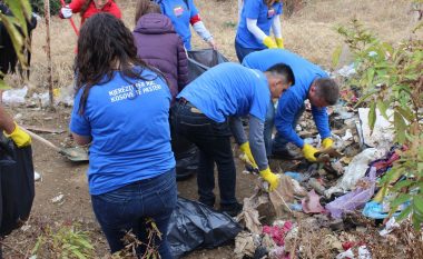Shumë vullnetarë u bashkohen aksioneve të pastrimit në Lipjan e Prishtinë