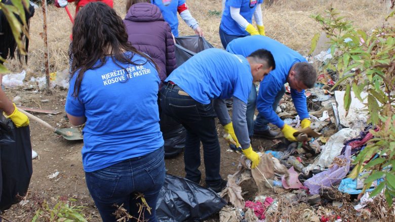 Shumë vullnetarë u bashkohen aksioneve të pastrimit në Lipjan e Prishtinë
