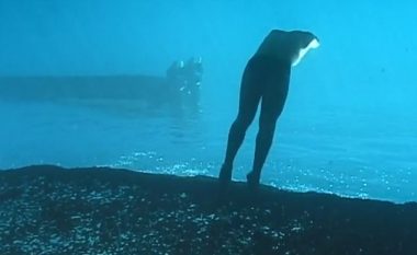 Lëvizjet e çuditshme të zhytësit, duket sikur po ecë me kokëposhtë dhe po hidhet në det (Video)