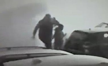 U filmua duke rrahur një grua në parking, jep dorëheqje politikani – mediat boshnjake publikojnë pamjet (Video)