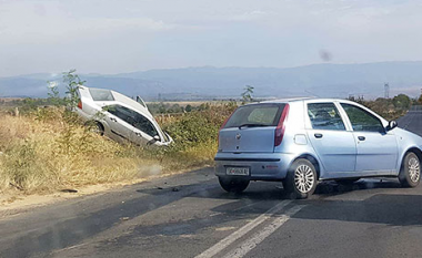 Aksident trafiku në rrugën Negotinë-Kavadar, policia kryen hetime