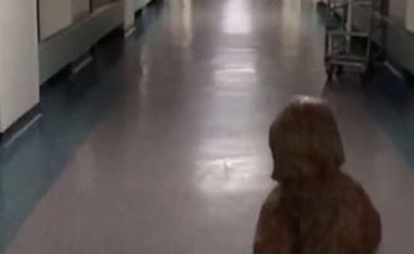 Nëpër korridorin e boshatisur të spitalit, pretendon se dëgjoi zëra që e tmerruan (Video)