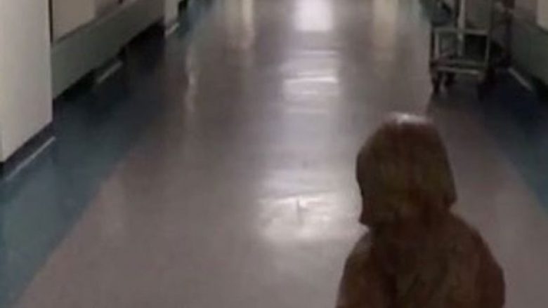 Nëpër korridorin e boshatisur të spitalit, pretendon se dëgjoi zëra që e tmerruan (Video)