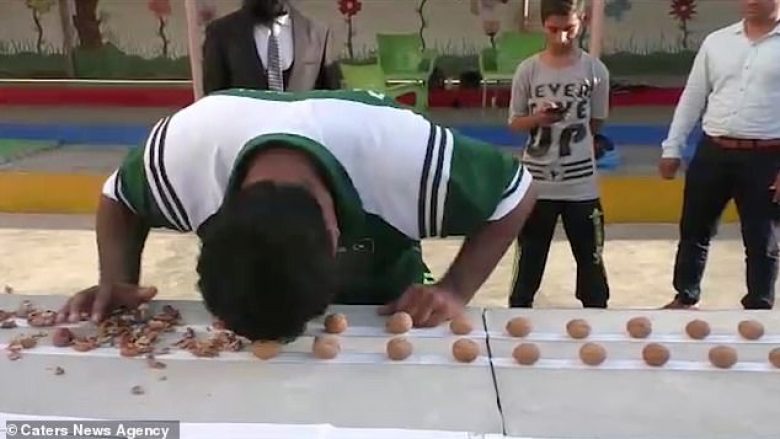 Pakistanezi ‘kokëfortë’ arrin rekord botëror, theu 247 arra me kokë (Video)