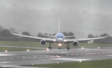 Piloti e aterroi aeroplanin në mënyrë anësore, si pasojë e stuhisë së fuqishme (Video)