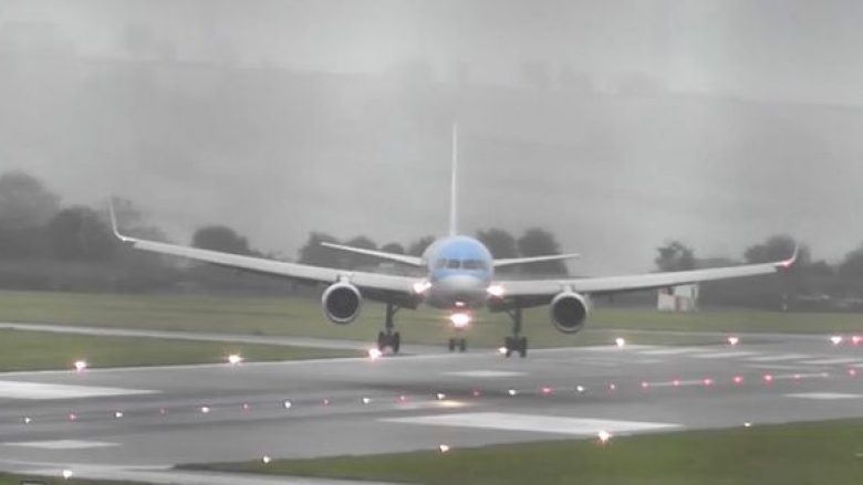 Piloti e aterroi aeroplanin në mënyrë anësore, si pasojë e stuhisë së fuqishme (Video)
