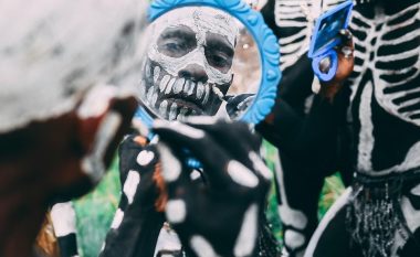 Pjesëtarët e fisit të lashtë maskohen si skelet, frikësojnë armiqtë dhe dukuritë e padëshirueshme (Foto)