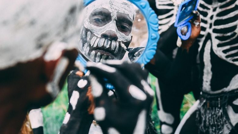 Pjesëtarët e fisit të lashtë maskohen si skelet, frikësojnë armiqtë dhe dukuritë e padëshirueshme (Foto)