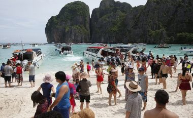 Plazhi tajlandez i popullarizuar prej filmave të famshëm, mbyllet përkohësisht shkaku i dëmtimit nga turistët (Foto)
