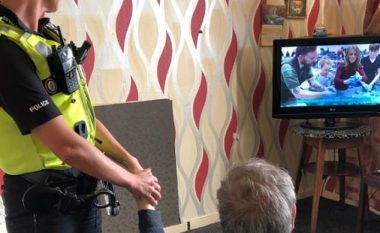 Policët humanitarë në Angli: Mblodhën para dhe i blenë TV pensionistit të vetmuar (Foto)