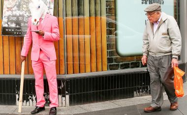 Prej pensionistit që këndon në park, deri te pulëbardha që sulmon turisten: Përditshmëria e çuditshme britanike, në 20 fotografi (Foto)
