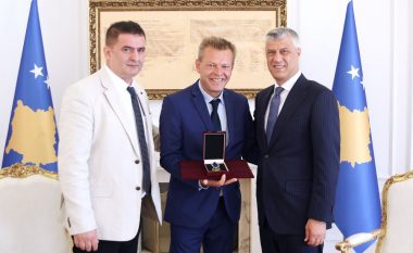 Presidenti Thaçi dekoron Loris Castriota Skanderbegun, Reto Nausen dhe Gjon Berishën