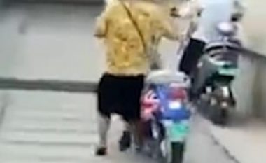 Provoi ta zbriste motoçikletën nëpër shkallë, kinezja humbi kontrollin dhe goditi murin (Video)