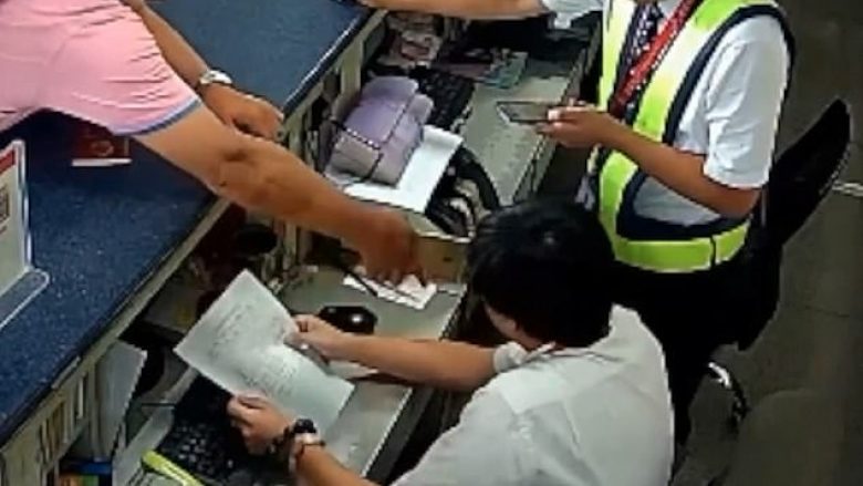 Qëlloi me telefon punonjësin e aeroportit, dënohet me pesë ditë arrest (Video)