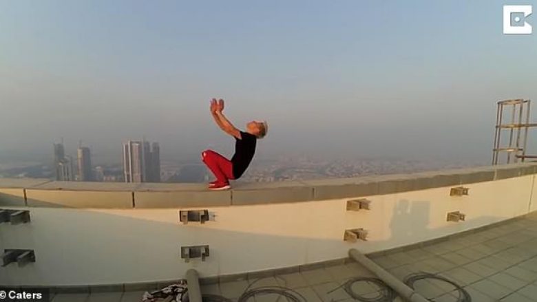 Rrotullohet së prapthi në cepin e ndërtesës së lart 270 metra në Dubai (Video)