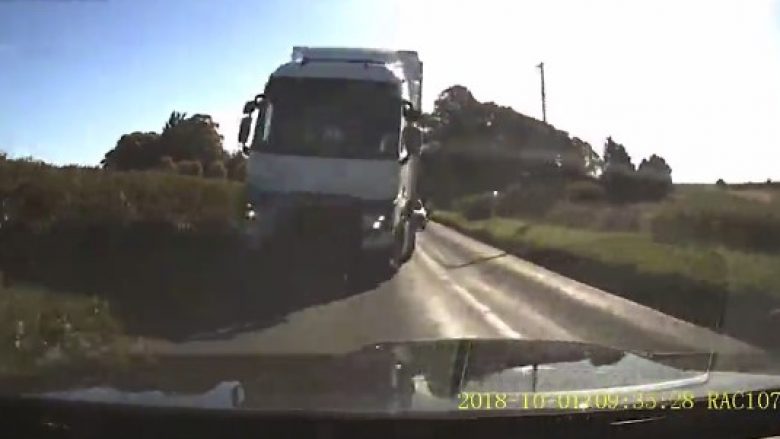 Shoferi i BMW shmang një përplasje me kamionin, momenti që tregon se si tragjedia ishte vetëm pak centimetra larg (Video)