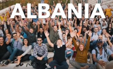 Nuseir Yassin, vazhdon t’i promovojë shqiptarët – Tregon për bujarinë, tolerancën fetare e bukuritë natyrore të Shqipërisë