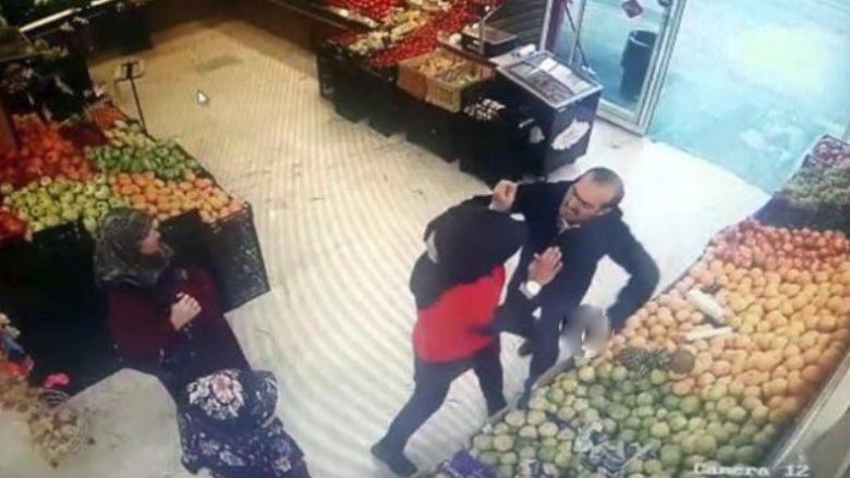 Në një market në Turqi: E refuzoi vajza, ish-kolegu e sulmon me thikë, duke i shkaktuar plagë të rënda (Video)