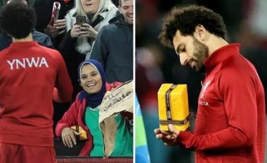 Mohamed Salah, 50 gola në 65 ndeshje me Liverpoolin –  Pas ndeshjes takon një fanse dhe merr dhuratë nga ajo