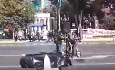Policia largon protestuesit para Kuvendit të Maqedonisë (Video)
