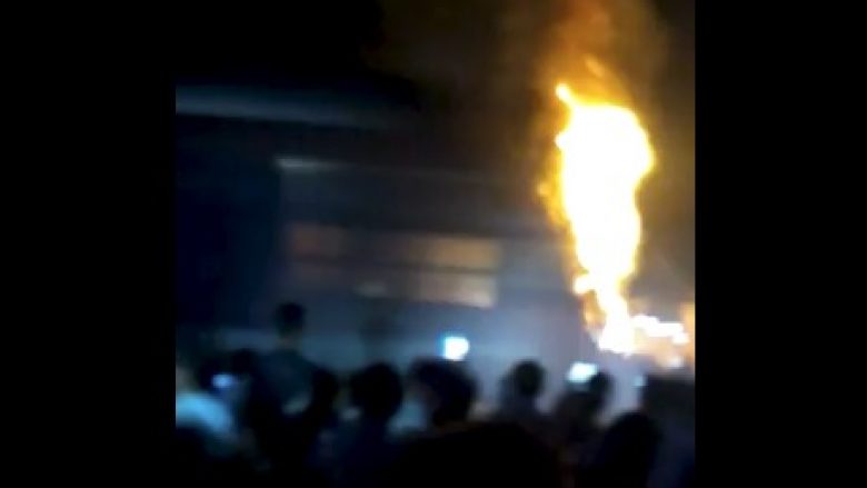 Ishin duke shikuar fishekzjarrët, nuk e dëgjuan trenin që po vinte – dhjetëra të vdekur në Indi (Video)