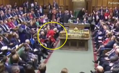 Deputetja britanike “lufton” për të gjetur një ulëse të lirë, përfundon në prehrin e kolegut të saj (Video)